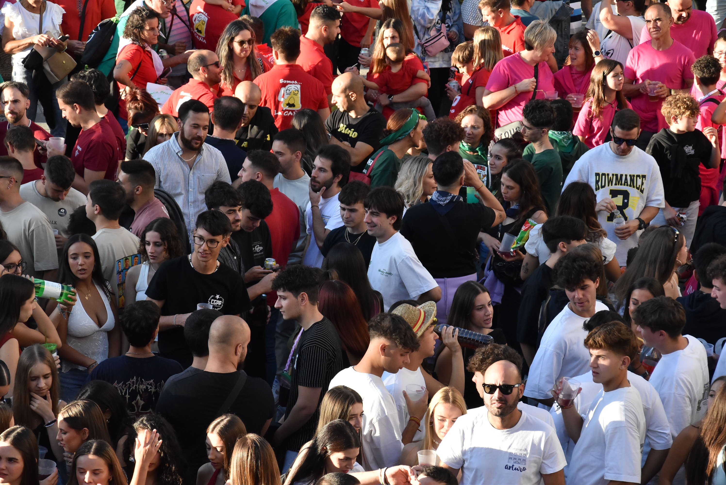Multitudinario inicio festivo en Béjar con el desfile de las peñas