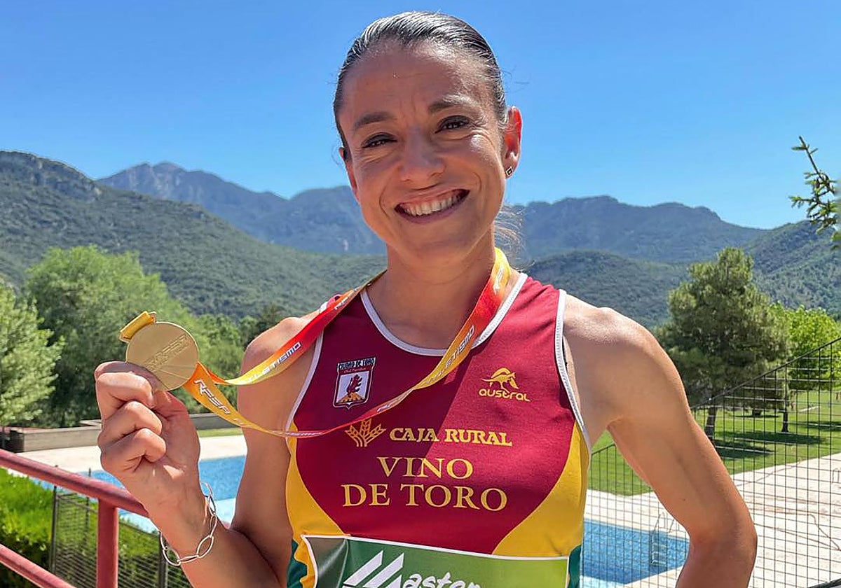 Verónica Sánchez, con una medalla en un Campeonato de España.