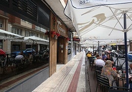 Salmantinos apurando el verano en una terraza de Van Dyck.