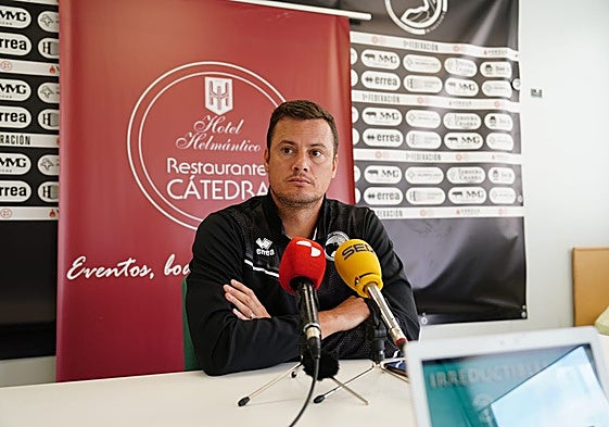 Oriol Riera, durante la rueda de prensa de este viernes.