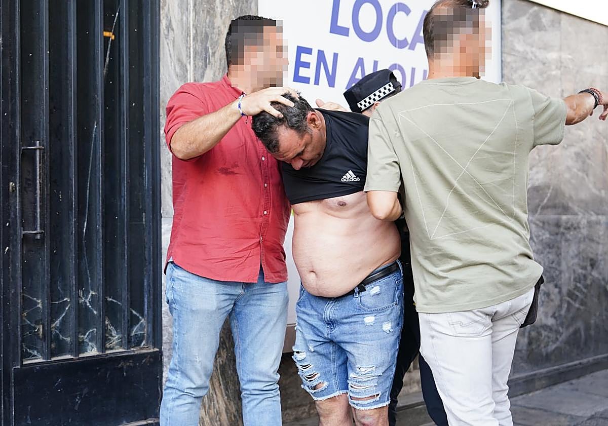 Imagen principal - Escándalo en plena Plaza Mayor: detenido a plena luz del día tras agredir a un camarero en un bar ante decenas de testigos