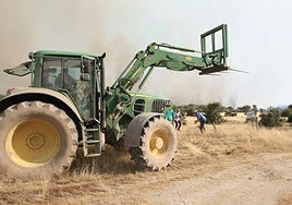 Eduardo, con su tractor, y otros voluntarios.