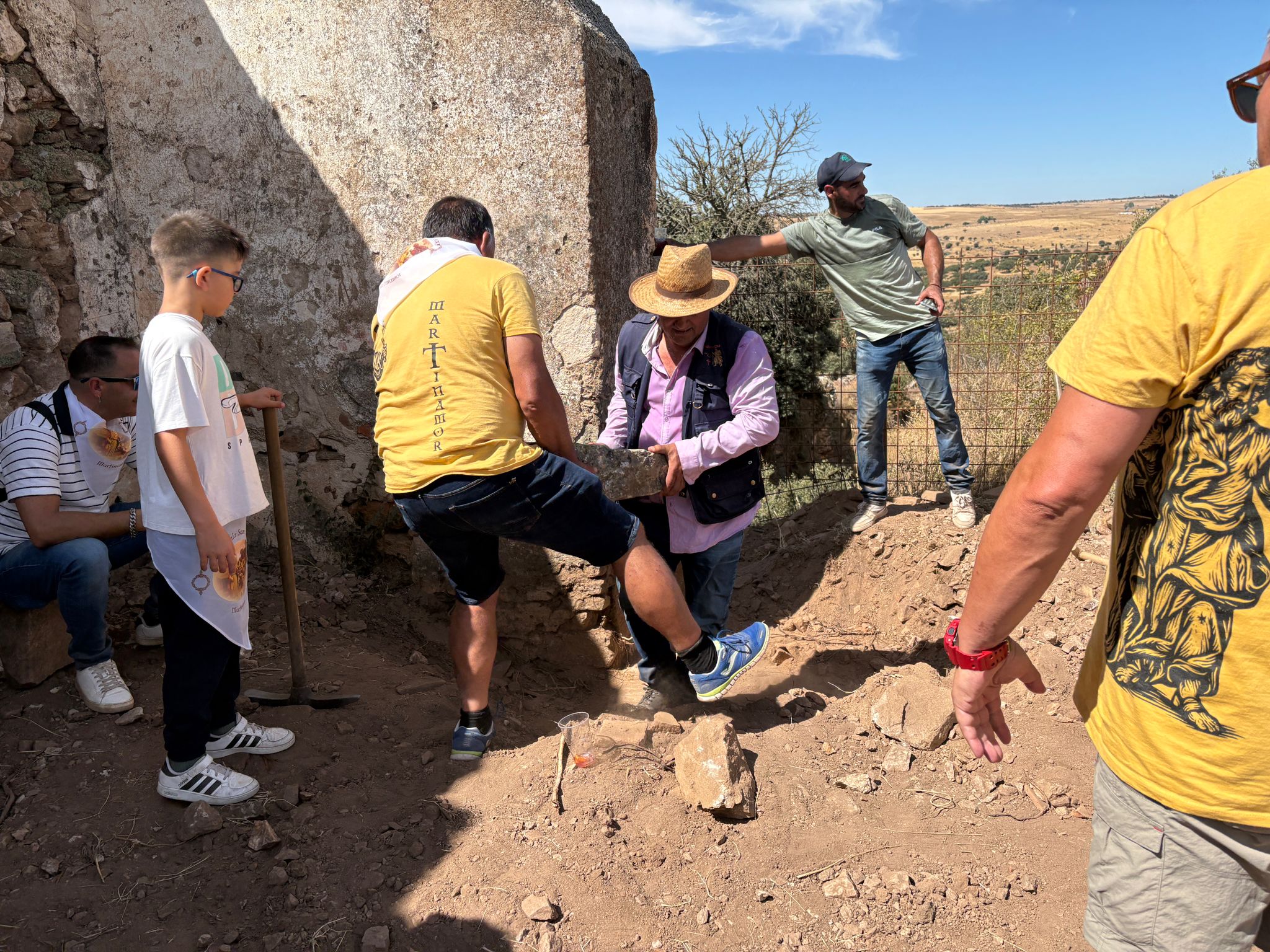 Unión y esperanza con la primera piedra para recuperar la antigua ermita de la Cuesta de San Pelayo