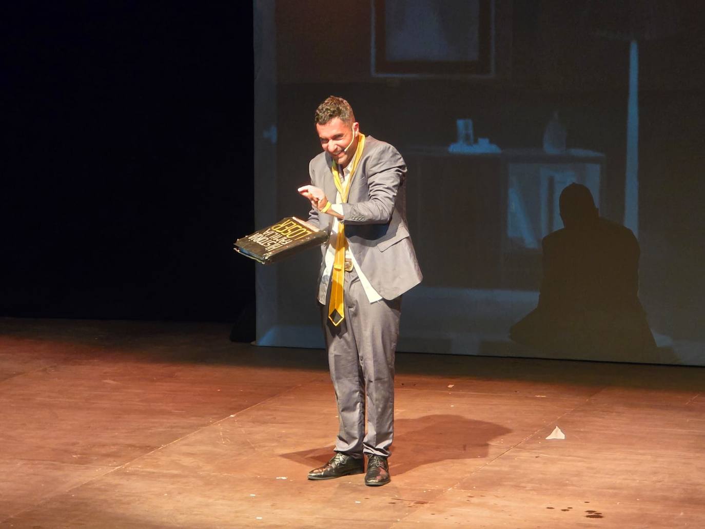 Edu Ferrés causa furor con &quot;Loser&quot; en la Feria de Teatro de Castilla y León