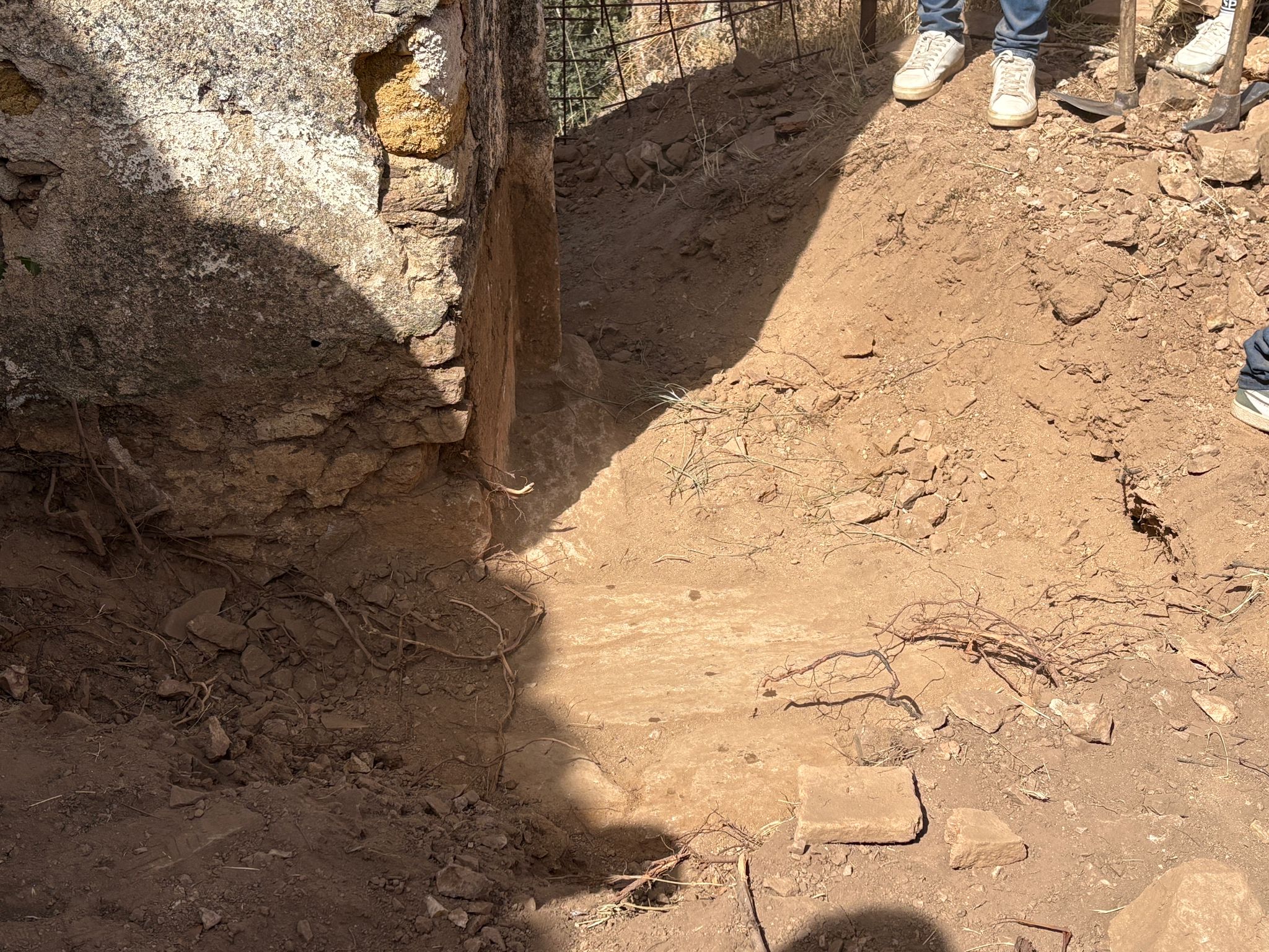 Unión y esperanza con la primera piedra para recuperar la antigua ermita de la Cuesta de San Pelayo