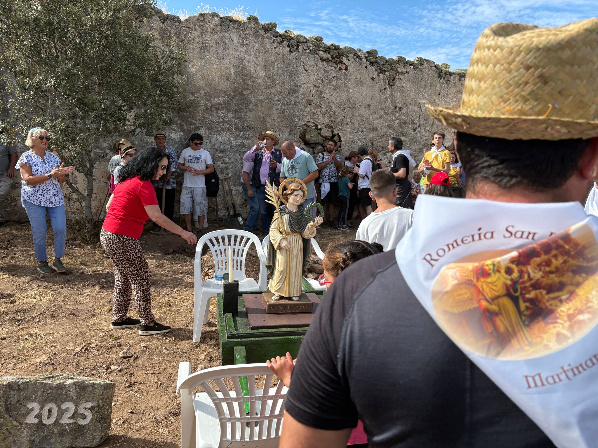 Unión y esperanza con la primera piedra para recuperar la antigua ermita de la Cuesta de San Pelayo
