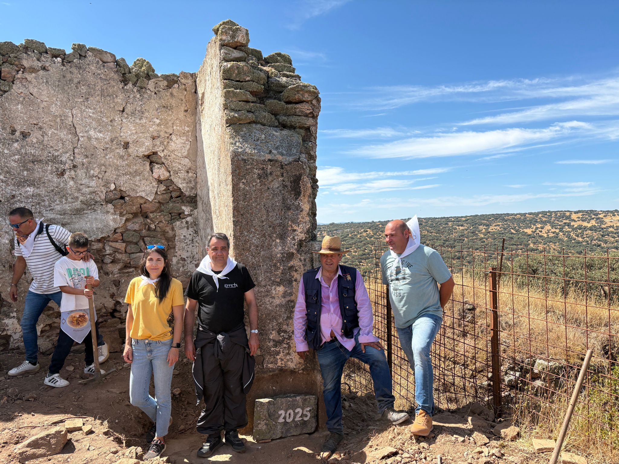 Unión y esperanza con la primera piedra para recuperar la antigua ermita de la Cuesta de San Pelayo