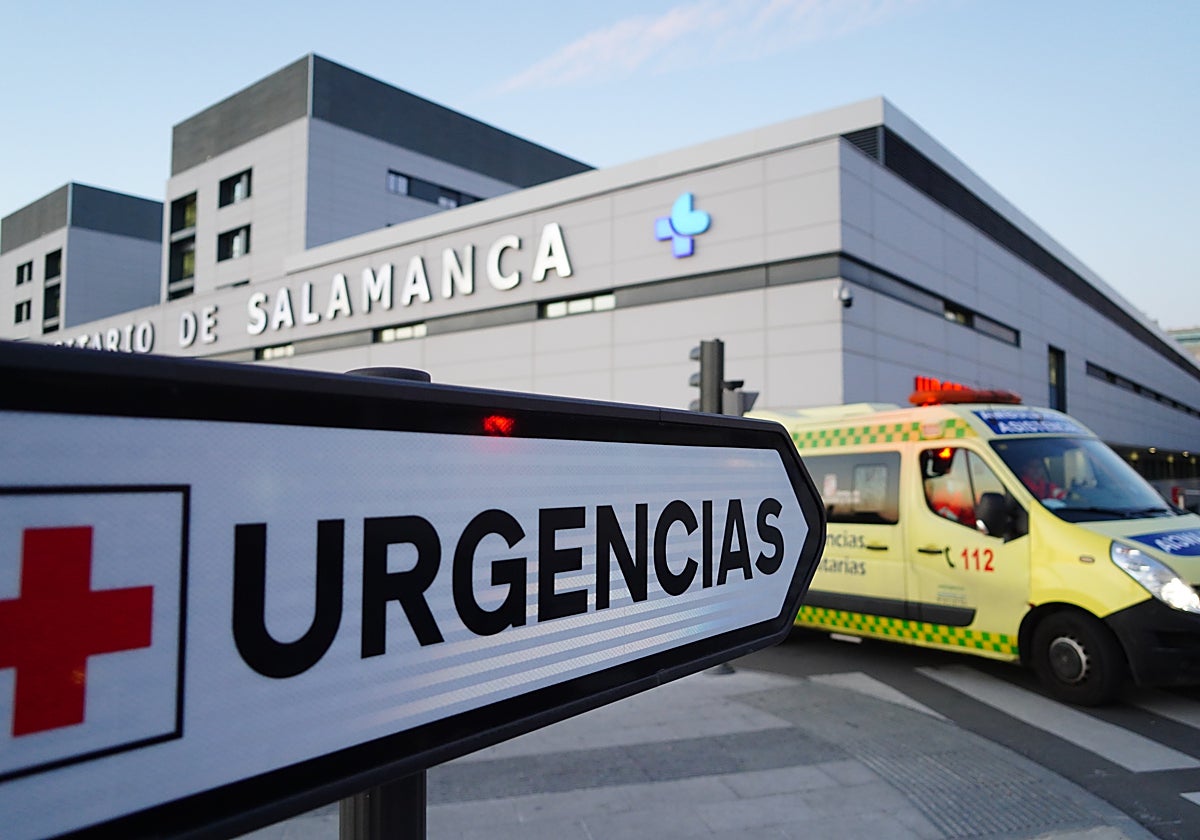 Ambulancia frente al Hospital Universitario de Salamanca