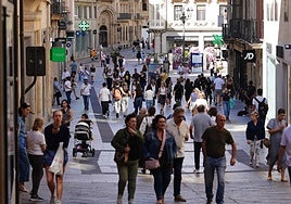 Viandantes paseando por la calle Toro, una de las zonas de la ciudad con más comercios.