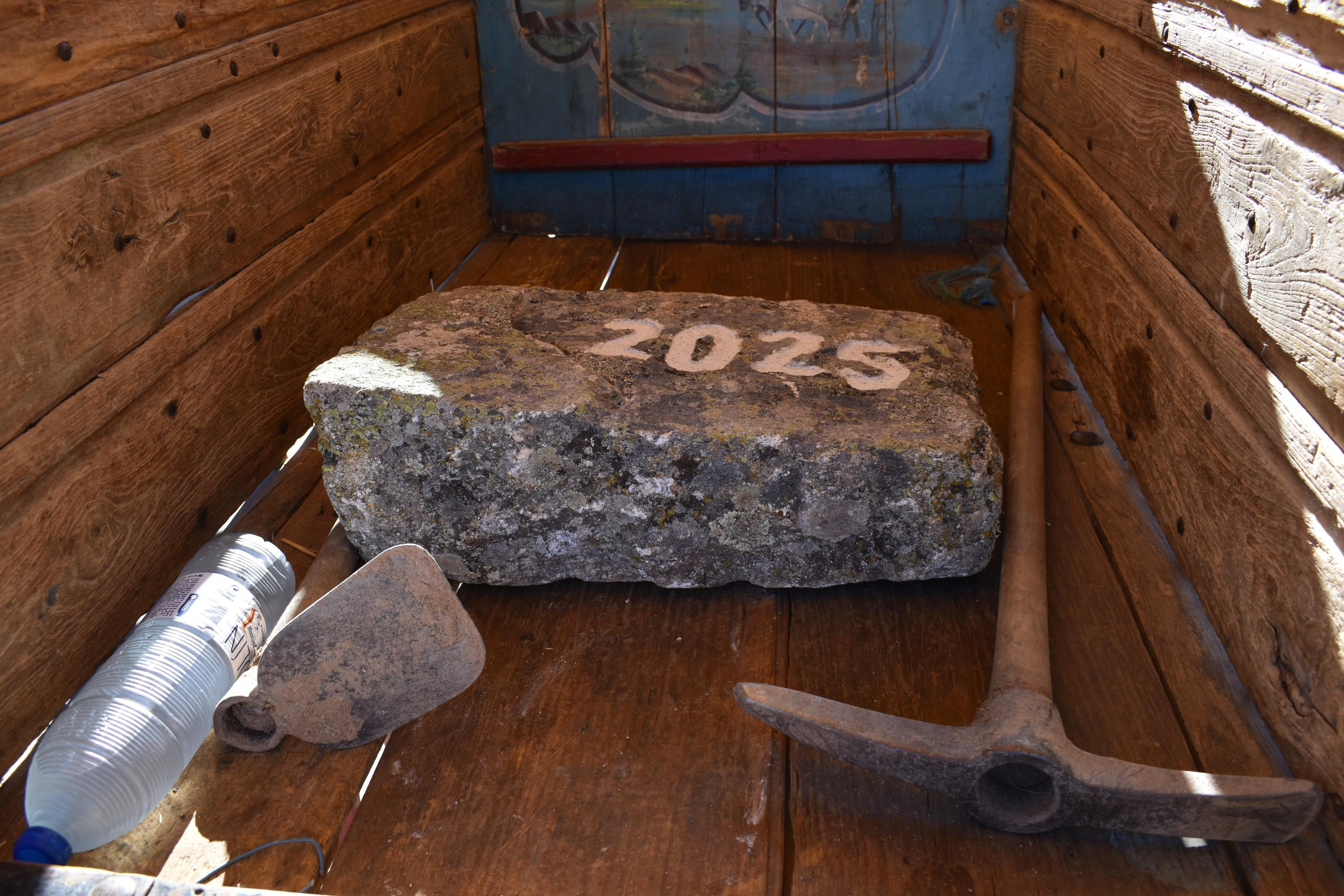 Unión y esperanza con la primera piedra para recuperar la antigua ermita de la Cuesta de San Pelayo