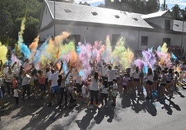 La fiesta de color ha llenado de diversión el recinto ferial en esta segunda tarde de la antesala festiva de Béjar