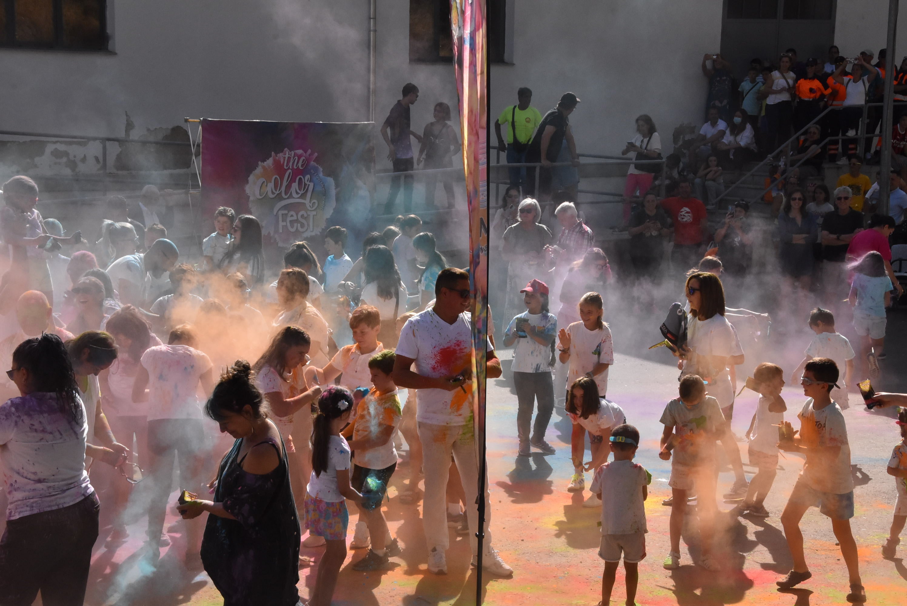 Béjar disfruta de la antesala festiva gracias a la fiesta de color