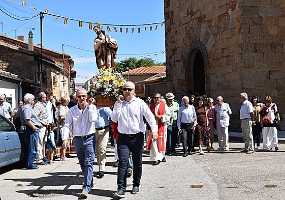Vecinos de La Vellés durante la procesión.