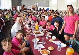 Vecinos de Villares de la Reina durante la comida de hermandad