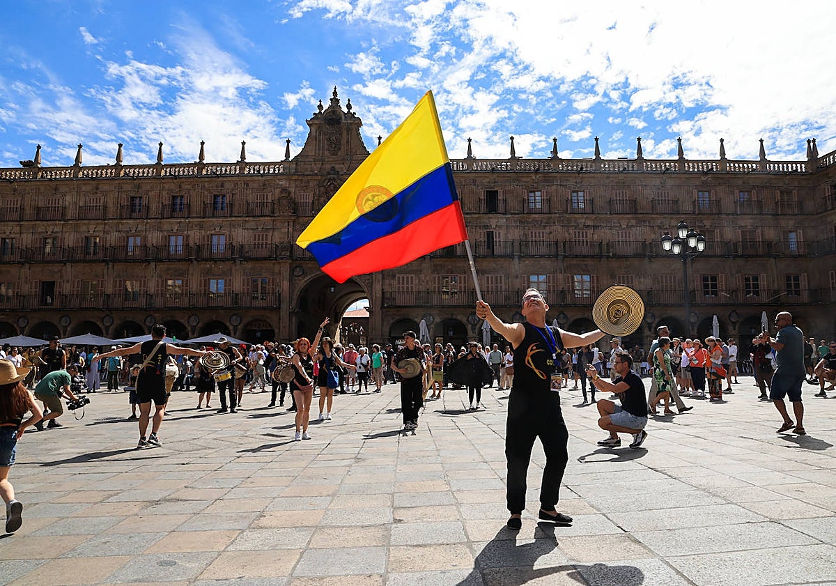 Imagen principal - La agrupación Surco y la sesión vermut ponen el broche final al IV Festival de Folclore