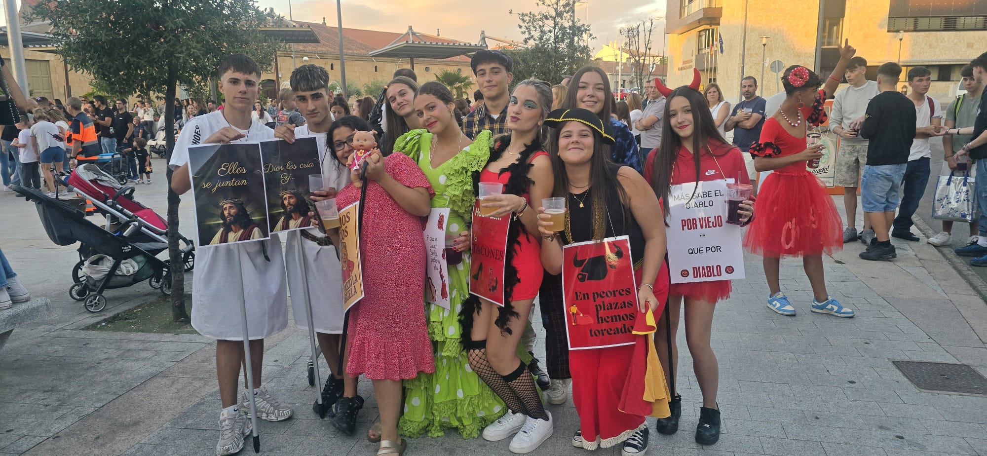 Ingeniosos disfraces animan las fiestas de verano de Villares