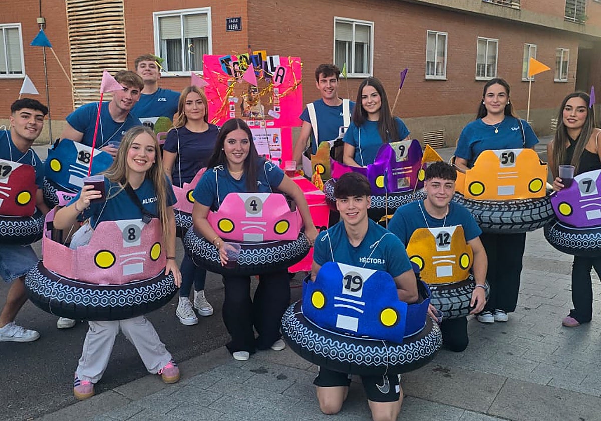 Ingeniosos disfraces animan las fiestas de verano de Villares