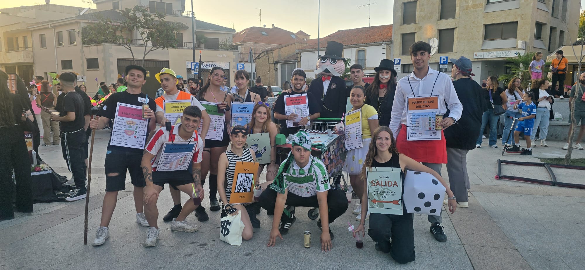 Ingeniosos disfraces animan las fiestas de verano de Villares