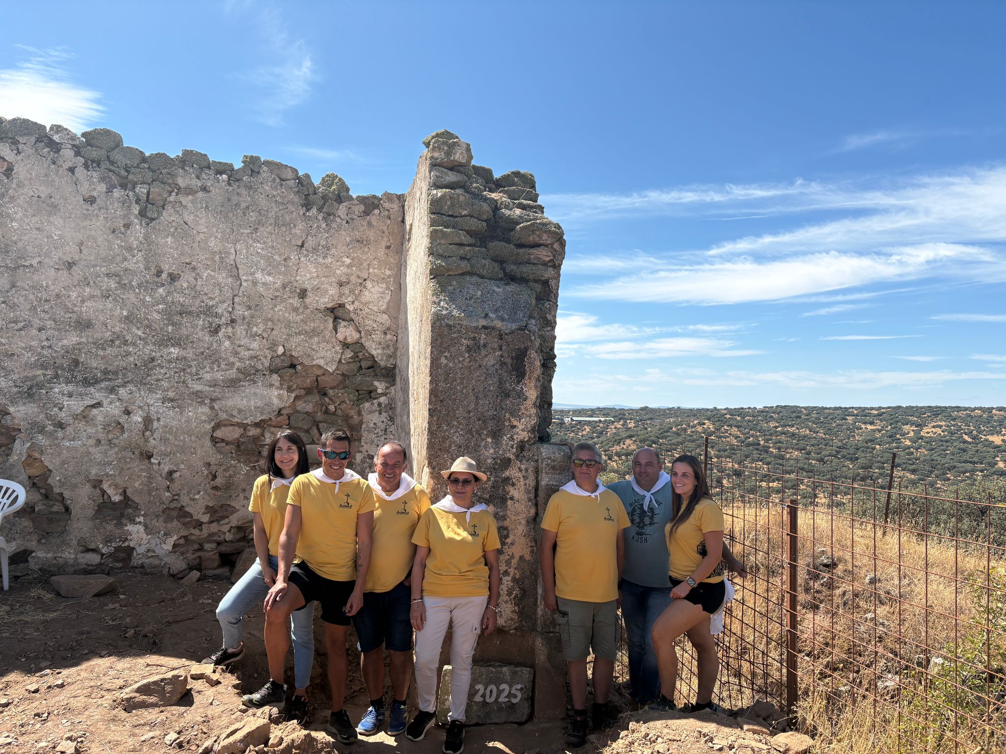 Unión y esperanza con la primera piedra para recuperar la antigua ermita de la Cuesta de San Pelayo