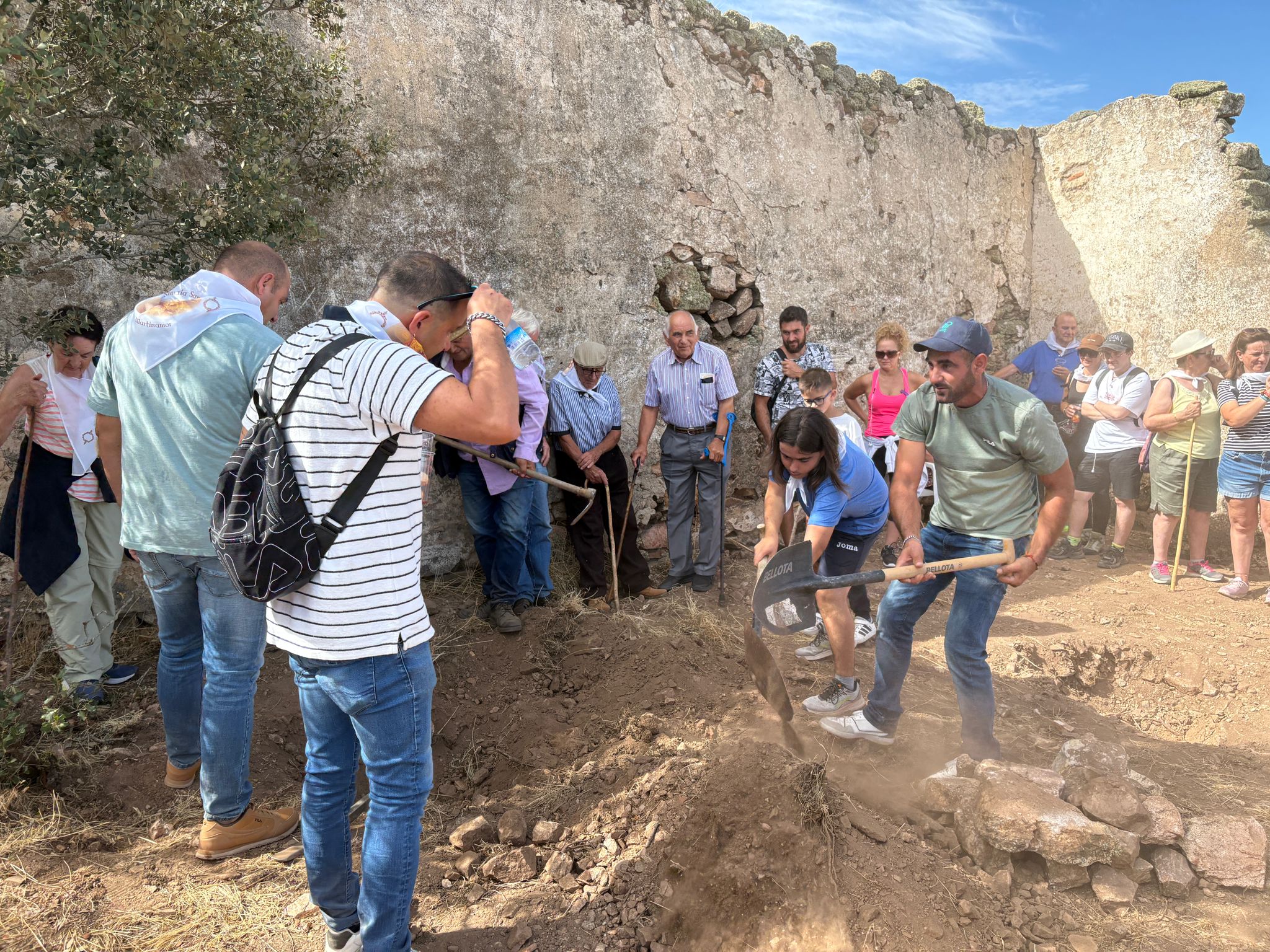 Unión y esperanza con la primera piedra para recuperar la antigua ermita de la Cuesta de San Pelayo