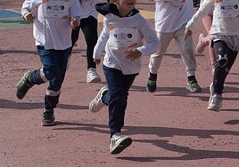 Un grupo de niños corre.