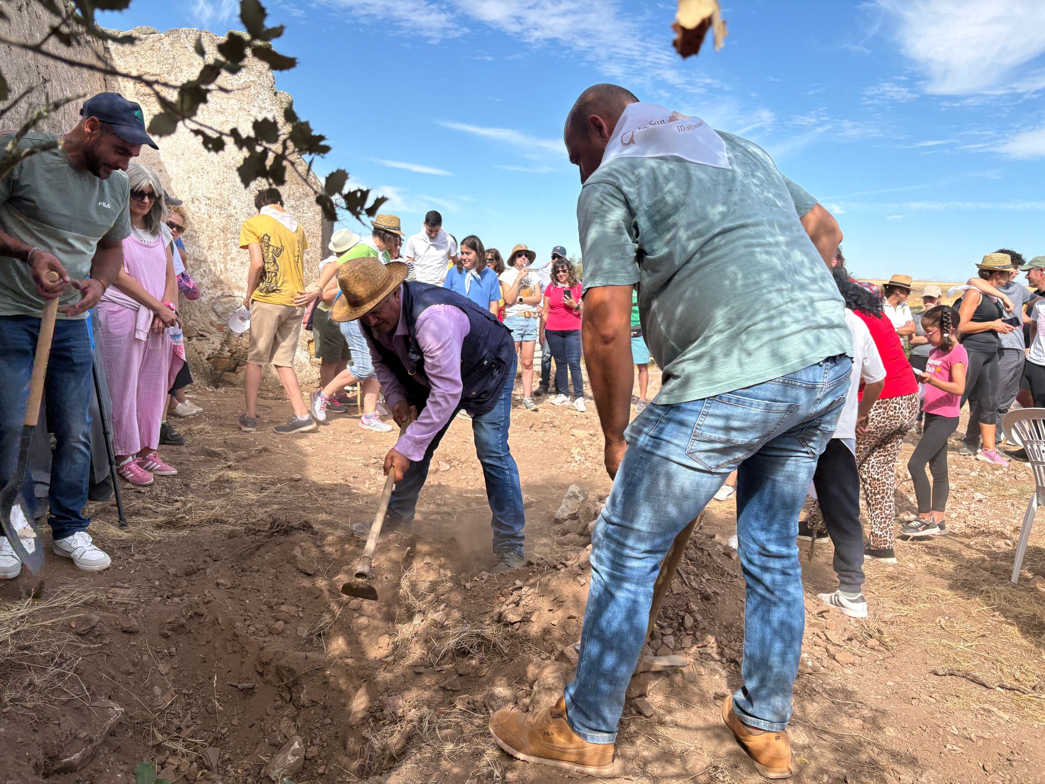 Unión y esperanza con la primera piedra para recuperar la antigua ermita de la Cuesta de San Pelayo