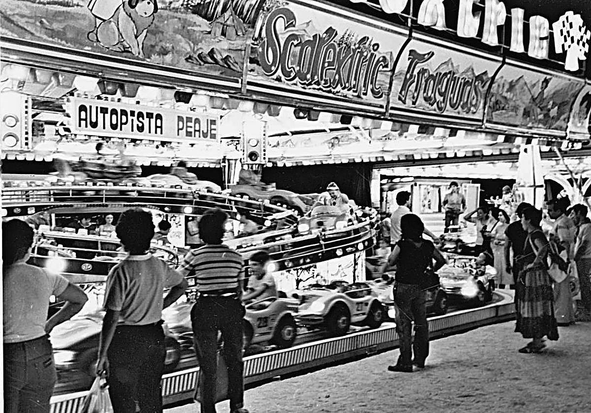 Las deslumbrantes luces y la atronadora música del Scalextric hipnotizaban a los niños y acrecentaban la preocupación de sus padres.