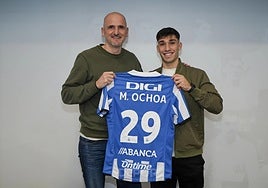 Martín Ochoa, con Fernando Soriano tras firmar la renovación con el Deportivo.
