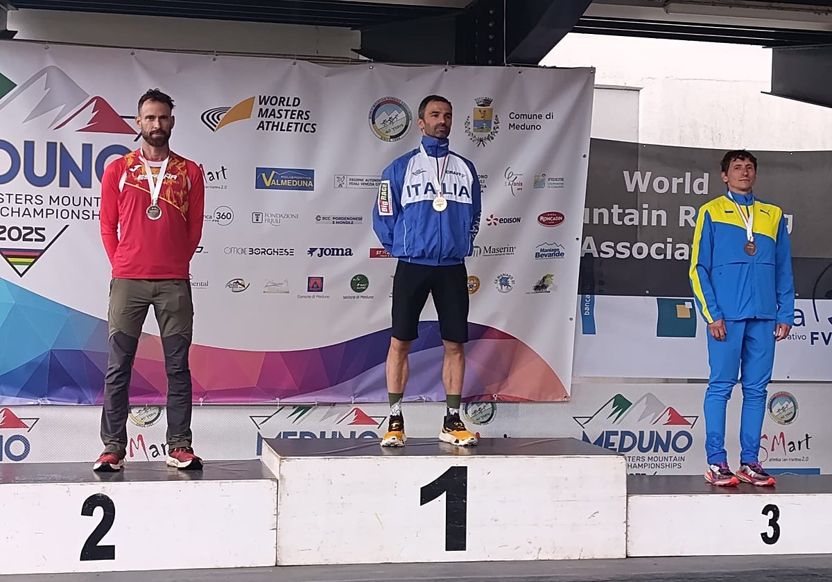 Lucas Hernández. en el podio con la medalla de plata.