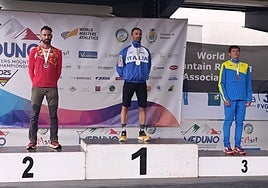 Lucas Hernández. en el podio con la medalla de plata.