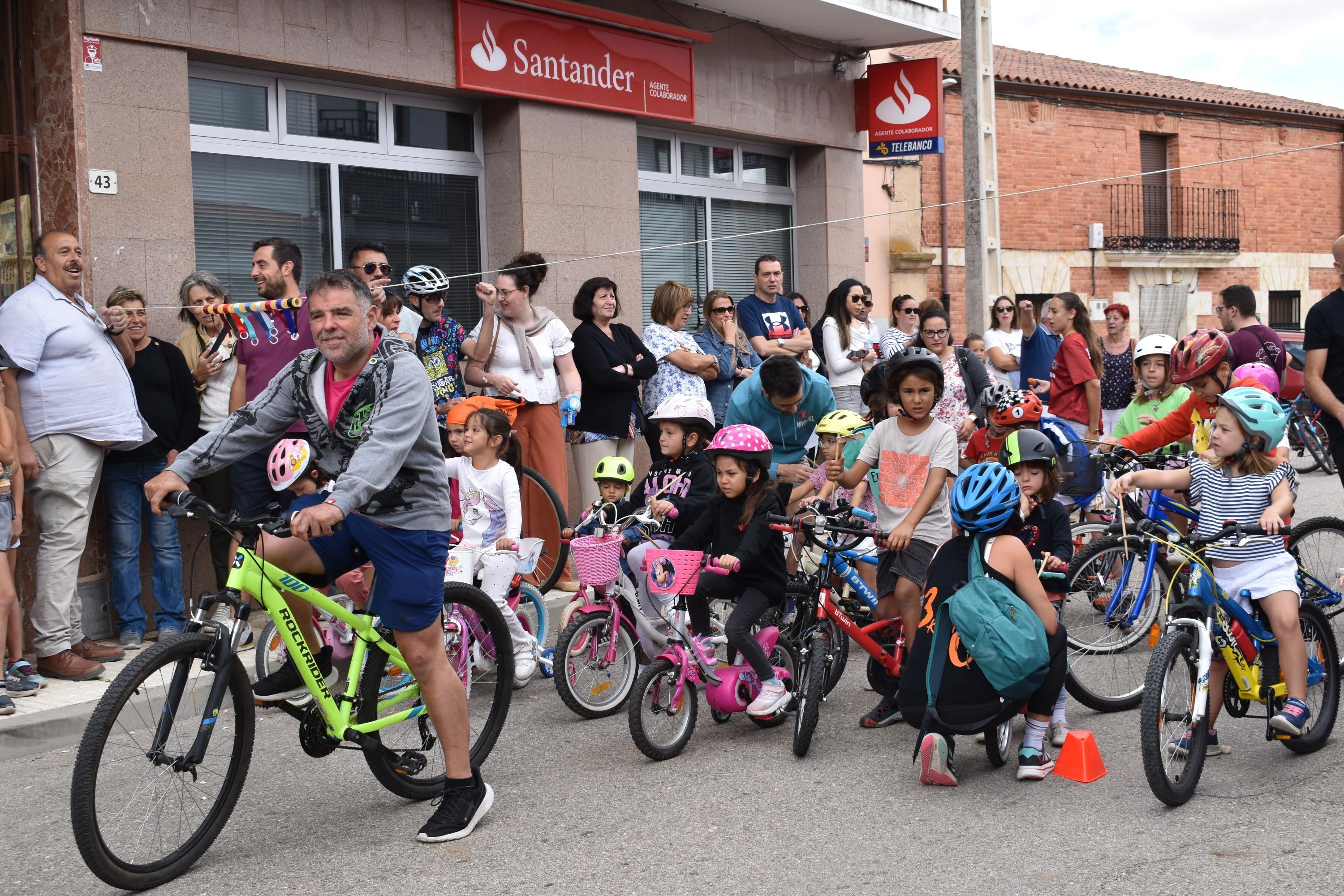 Diversión sin límites con la carrera de cintas en La Vellés