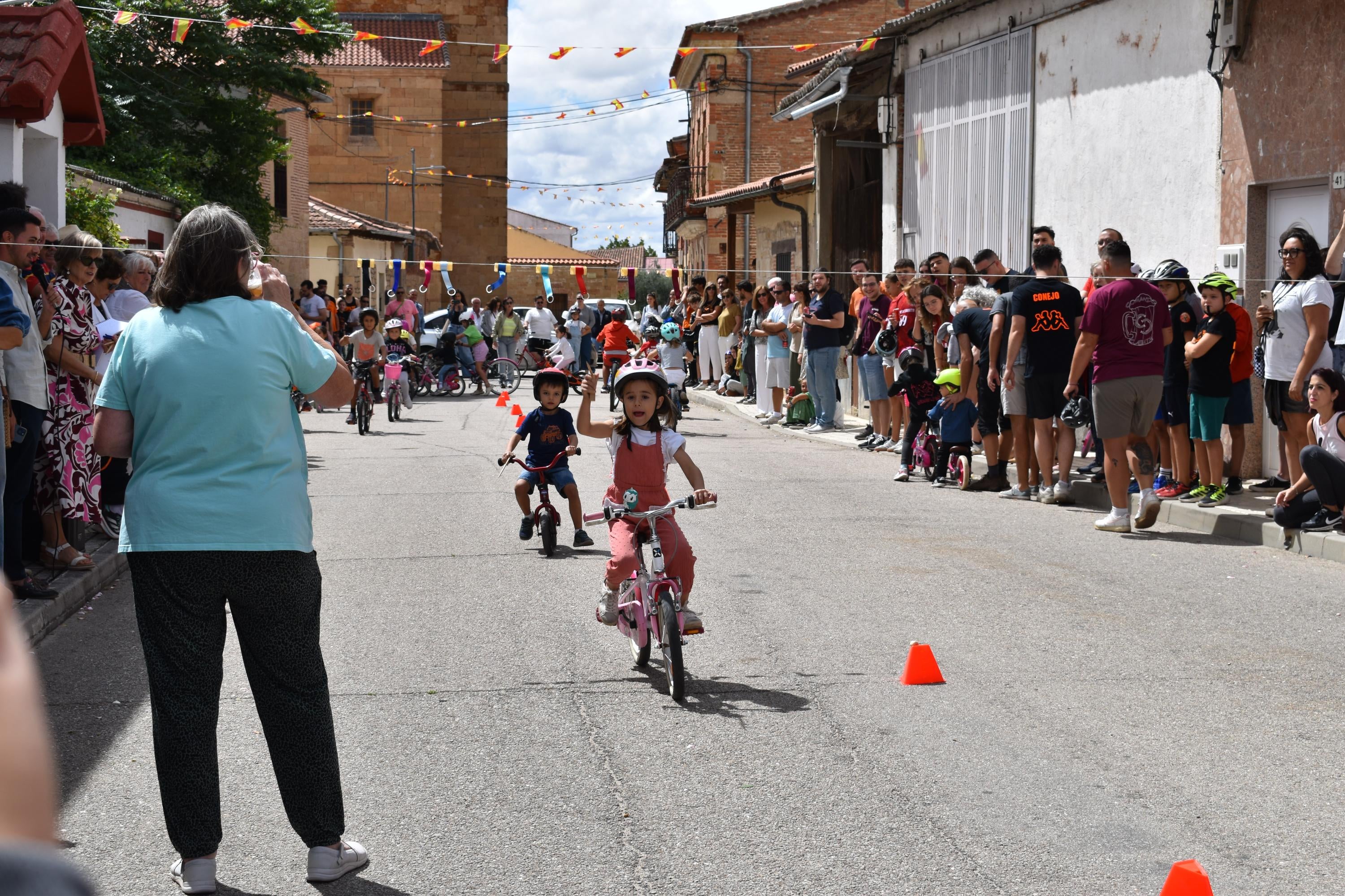 Diversión sin límites con la carrera de cintas en La Vellés