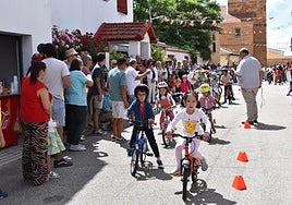 Vecinos de La Vellés durante la actividad.