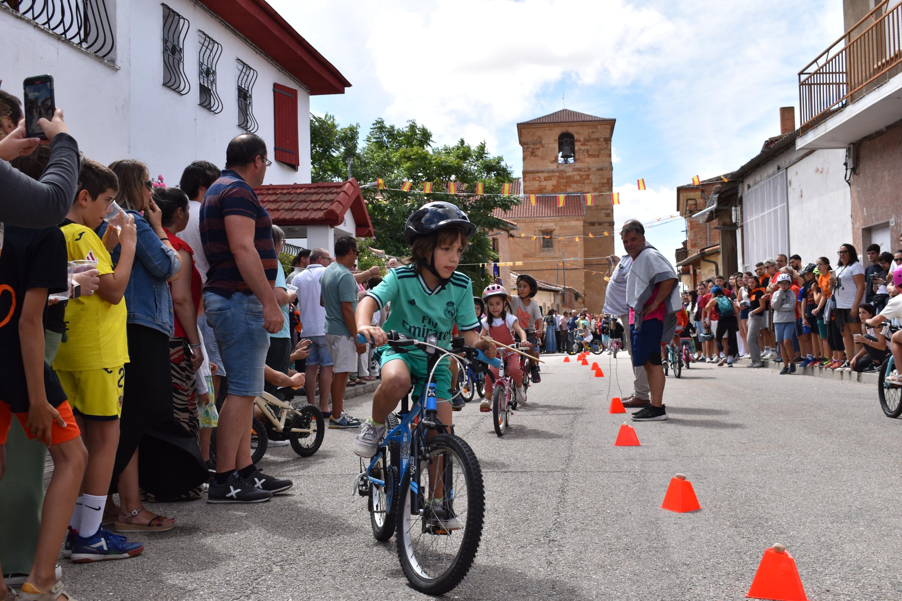 Diversión sin límites con la carrera de cintas en La Vellés