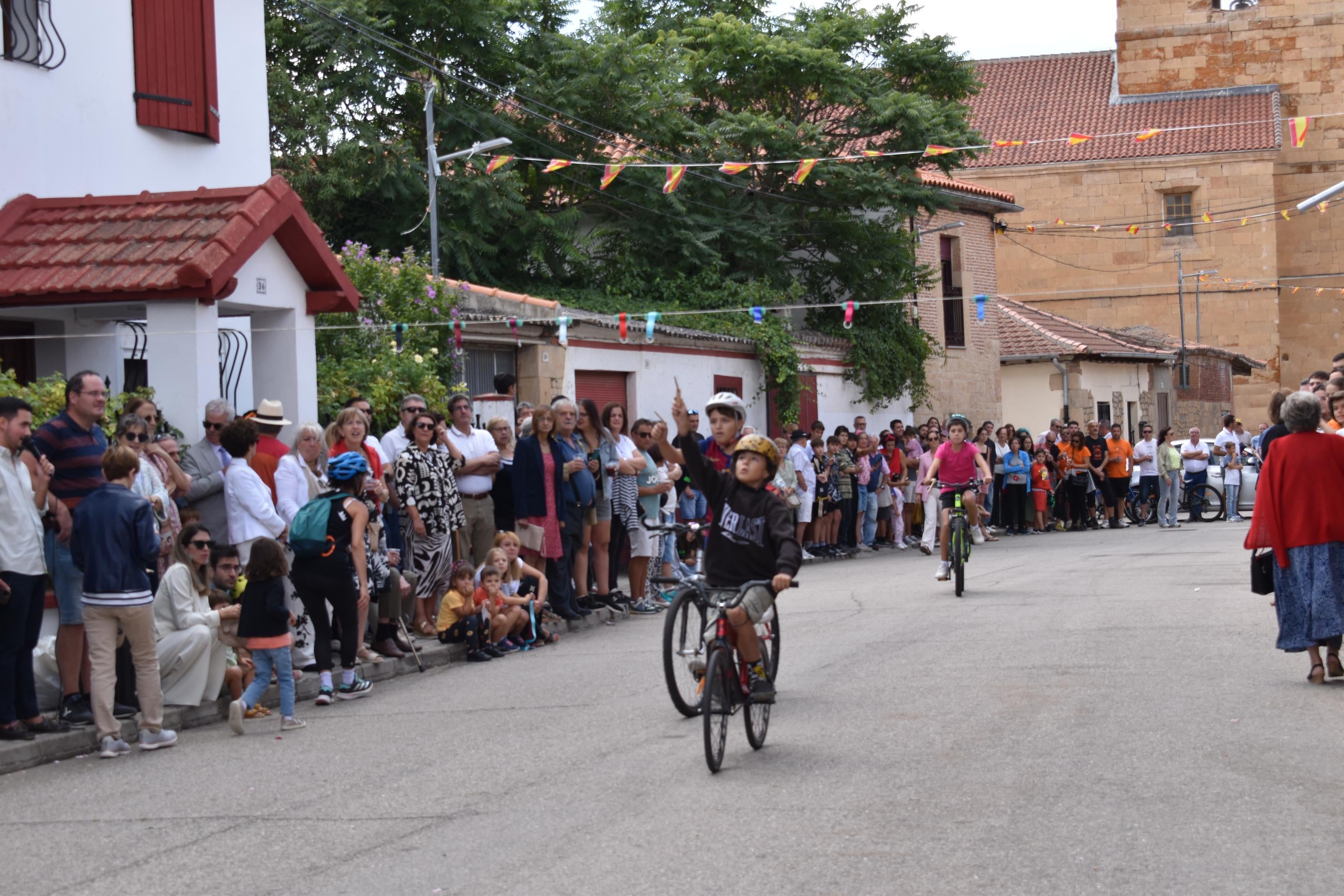 Diversión sin límites con la carrera de cintas en La Vellés