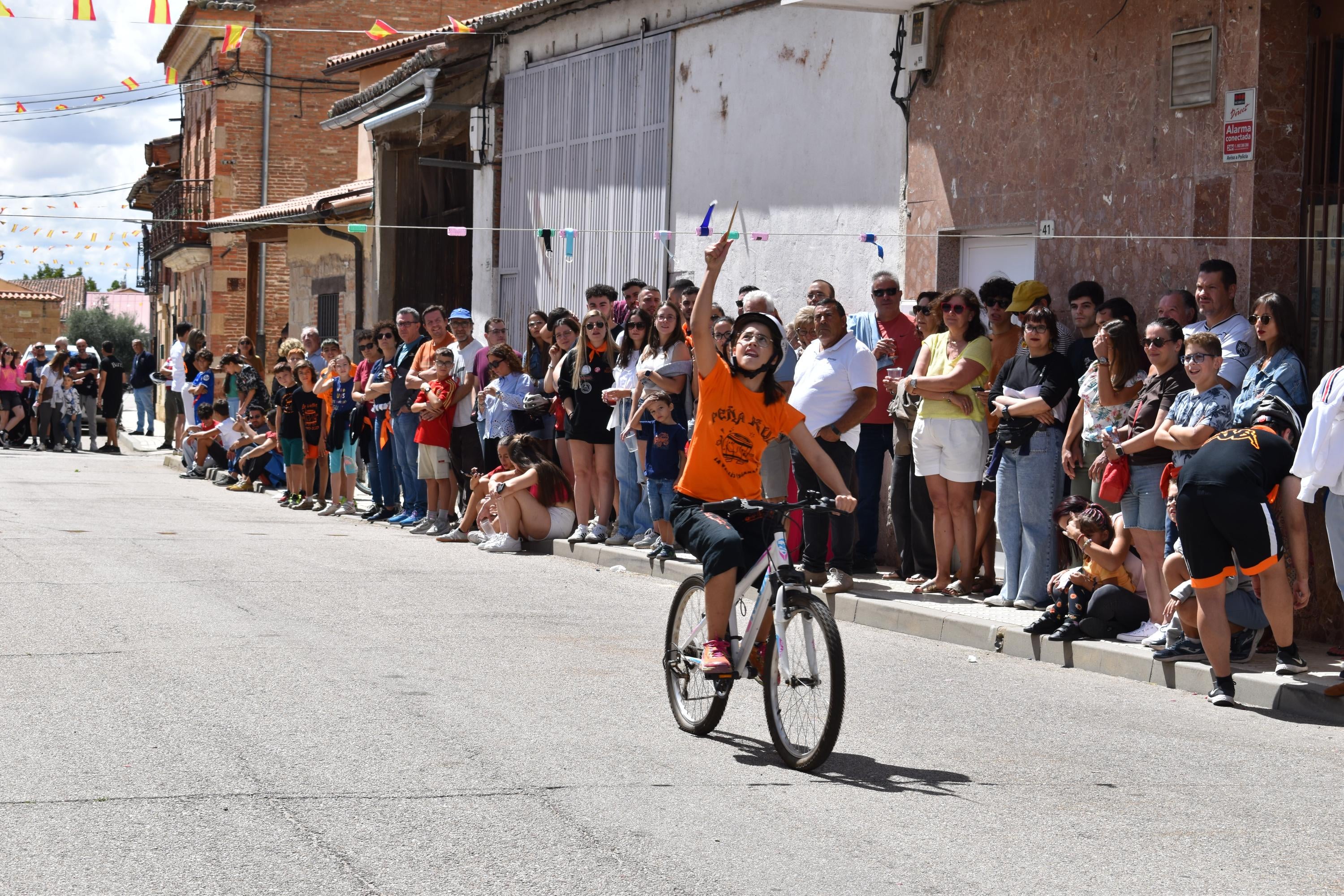 Diversión sin límites con la carrera de cintas en La Vellés