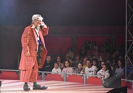 Los vecinos de Santa Marta disfrutan de la obra «Fuman».