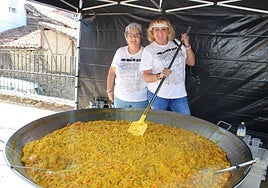 Primi y Leonor, junto a la paella organizada para las fiestas de El Cerro