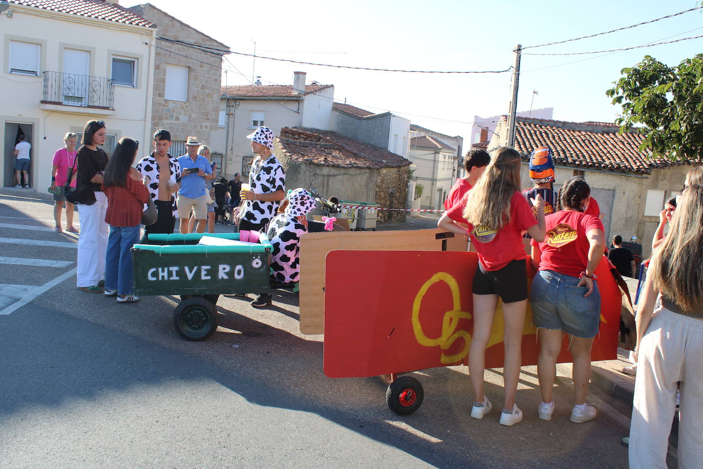 Los autos locos ruedan por las calles de Cespedosa de Tormes