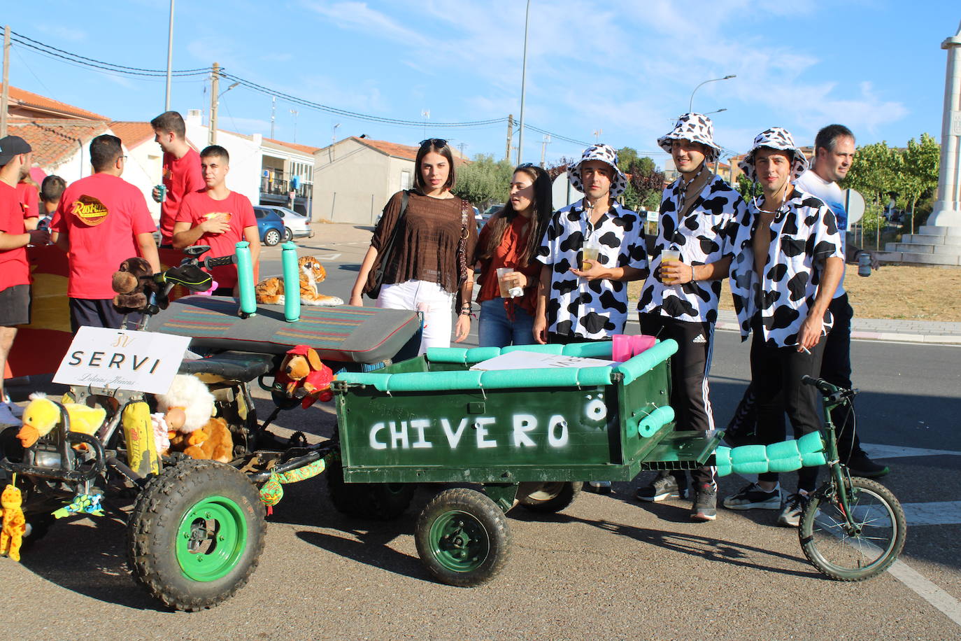 Los autos locos ruedan por las calles de Cespedosa de Tormes