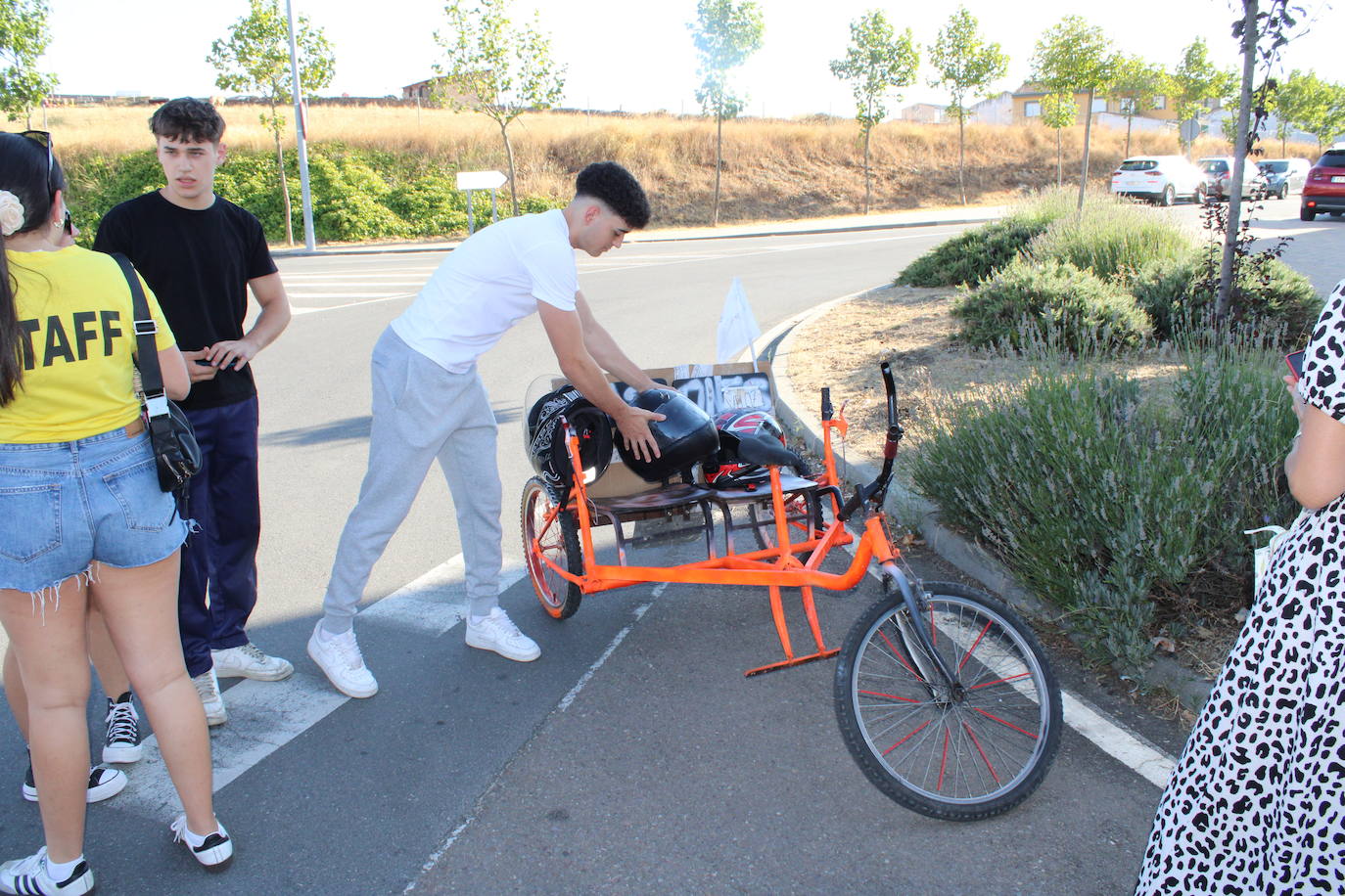 Los autos locos ruedan por las calles de Cespedosa de Tormes