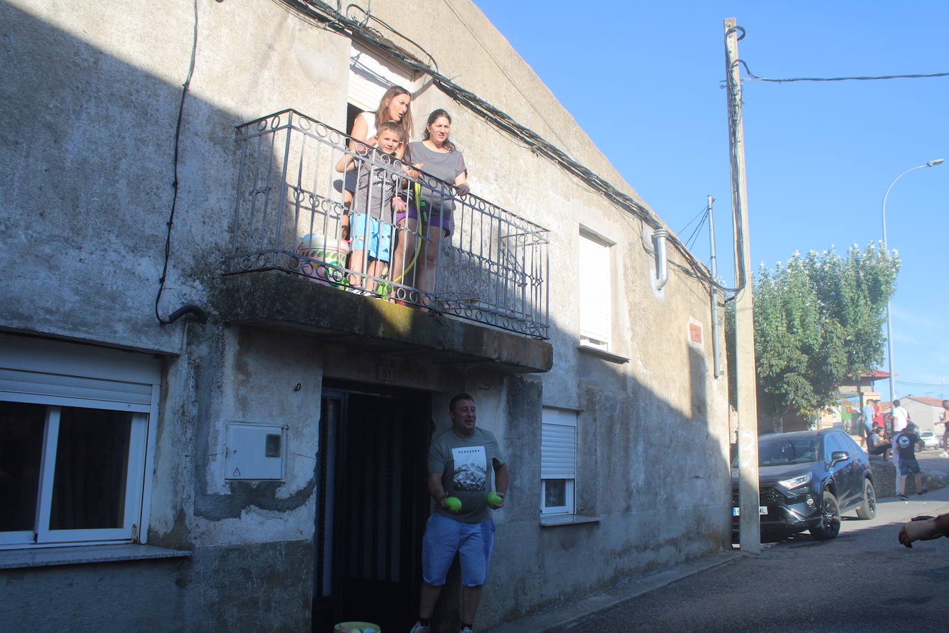 Los autos locos ruedan por las calles de Cespedosa de Tormes