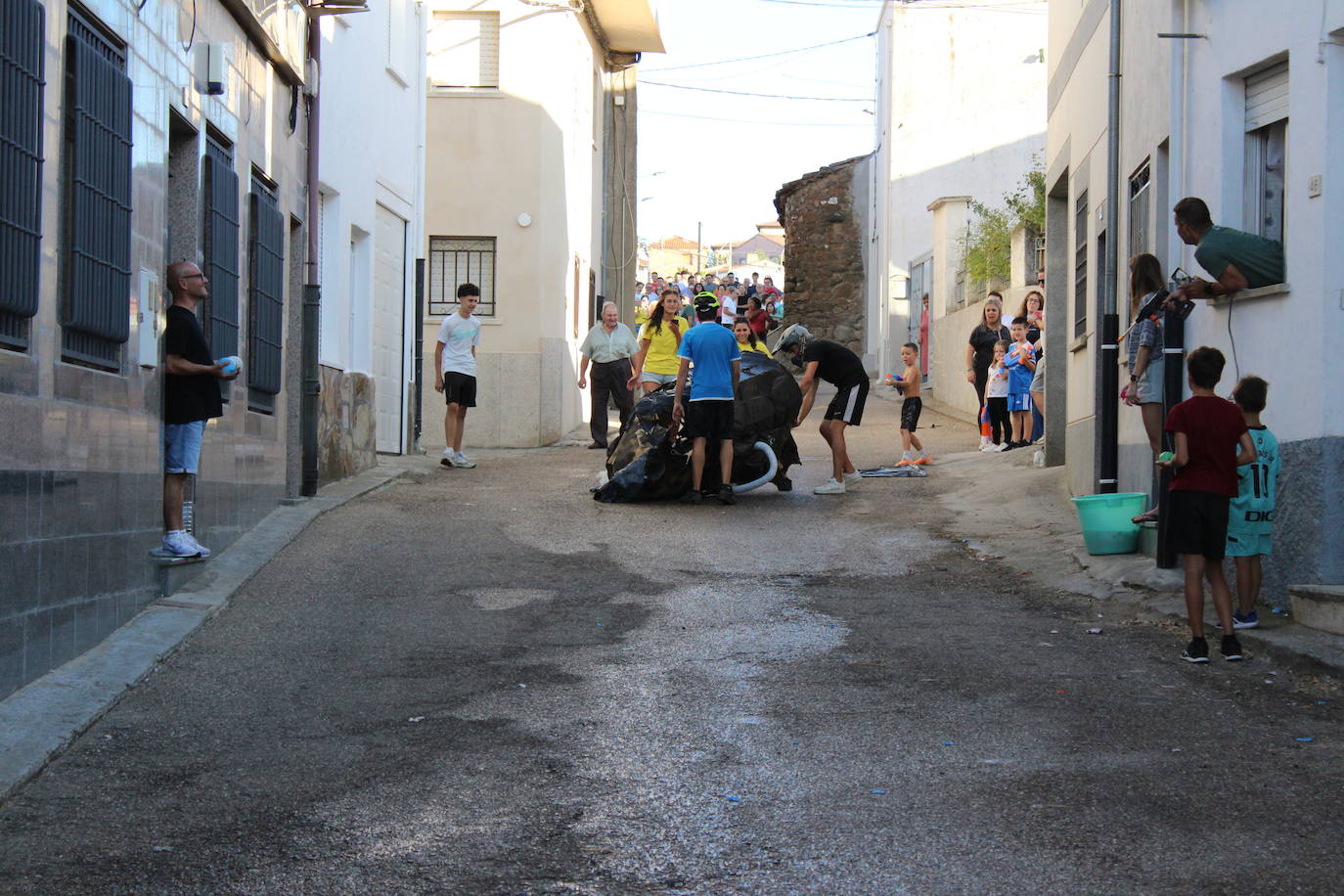 Los autos locos ruedan por las calles de Cespedosa de Tormes