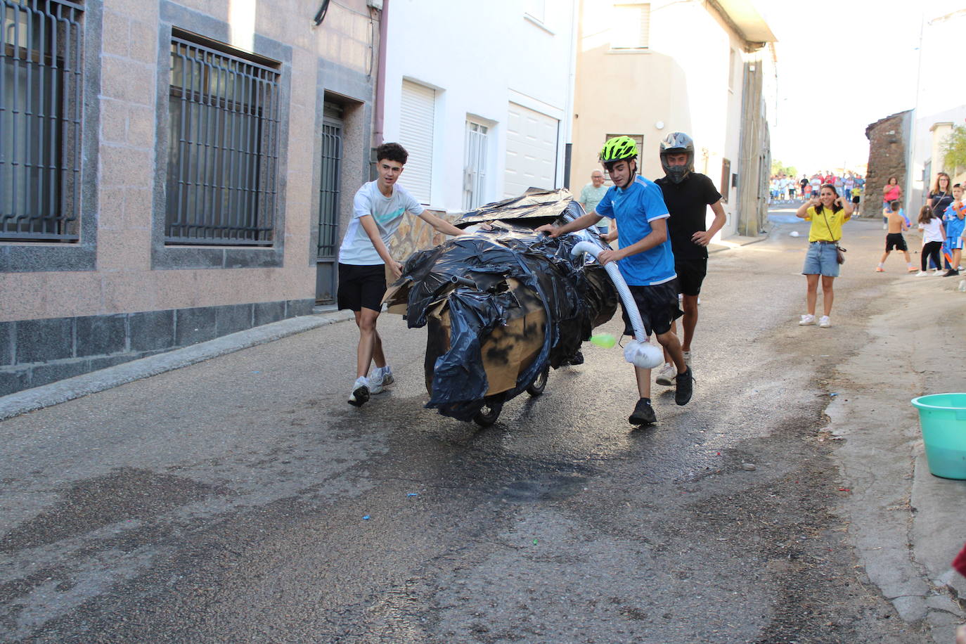 Los autos locos ruedan por las calles de Cespedosa de Tormes
