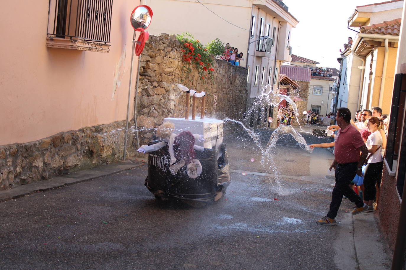 Los autos locos ruedan por las calles de Cespedosa de Tormes