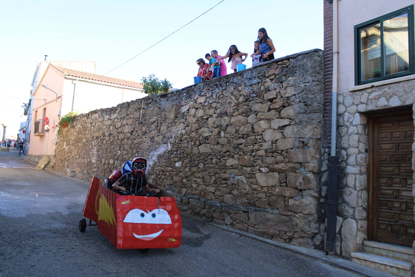 Los autos locos ruedan por las calles de Cespedosa de Tormes