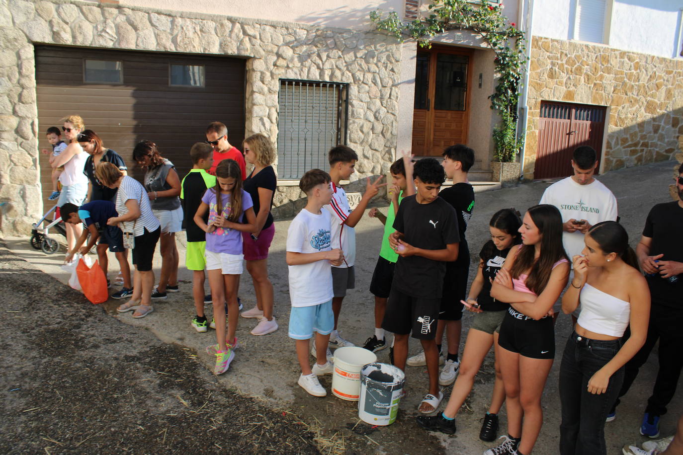 Los autos locos ruedan por las calles de Cespedosa de Tormes