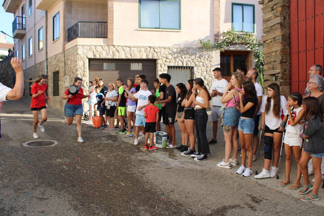 Los autos locos ruedan por las calles de Cespedosa de Tormes