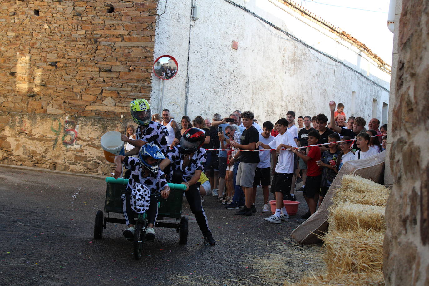 Los autos locos ruedan por las calles de Cespedosa de Tormes