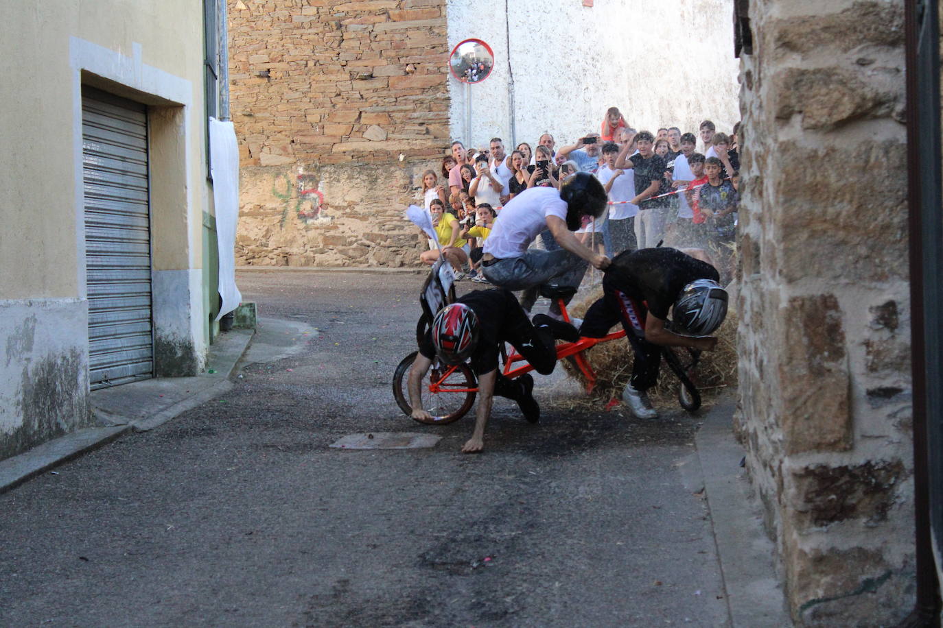 Los autos locos ruedan por las calles de Cespedosa de Tormes